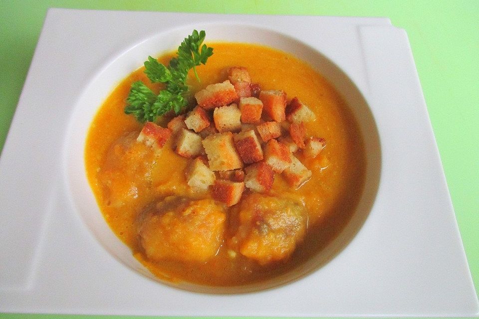 Süßkartoffelsuppe mit Klößchen und Croûtons