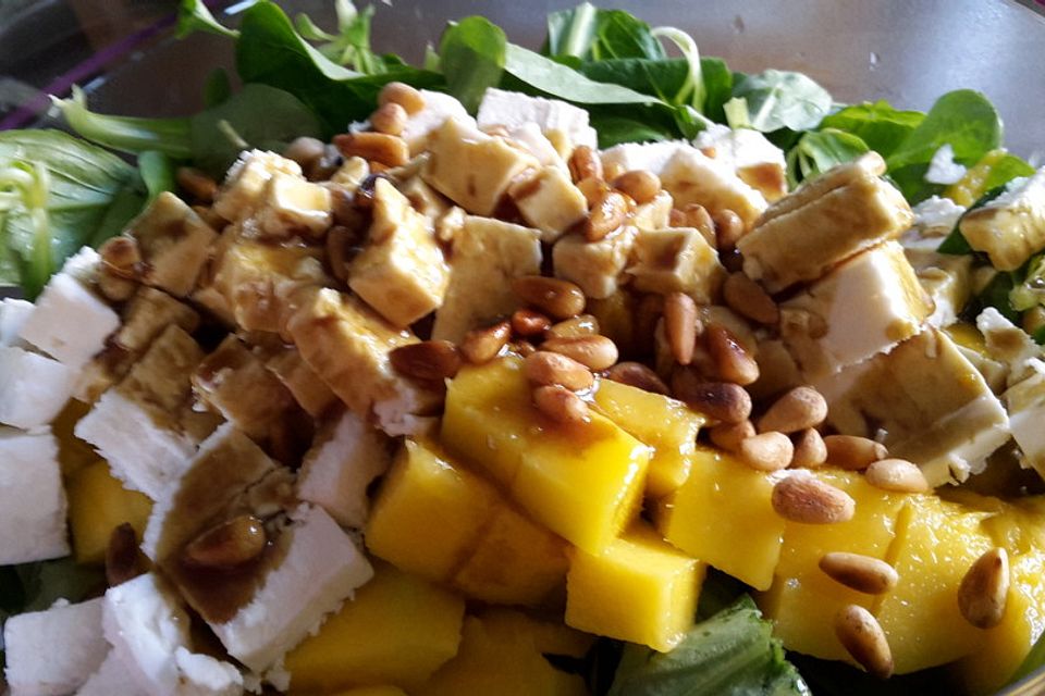 Mango und Feta-Käse auf Feldsalat mit Pinienkernen