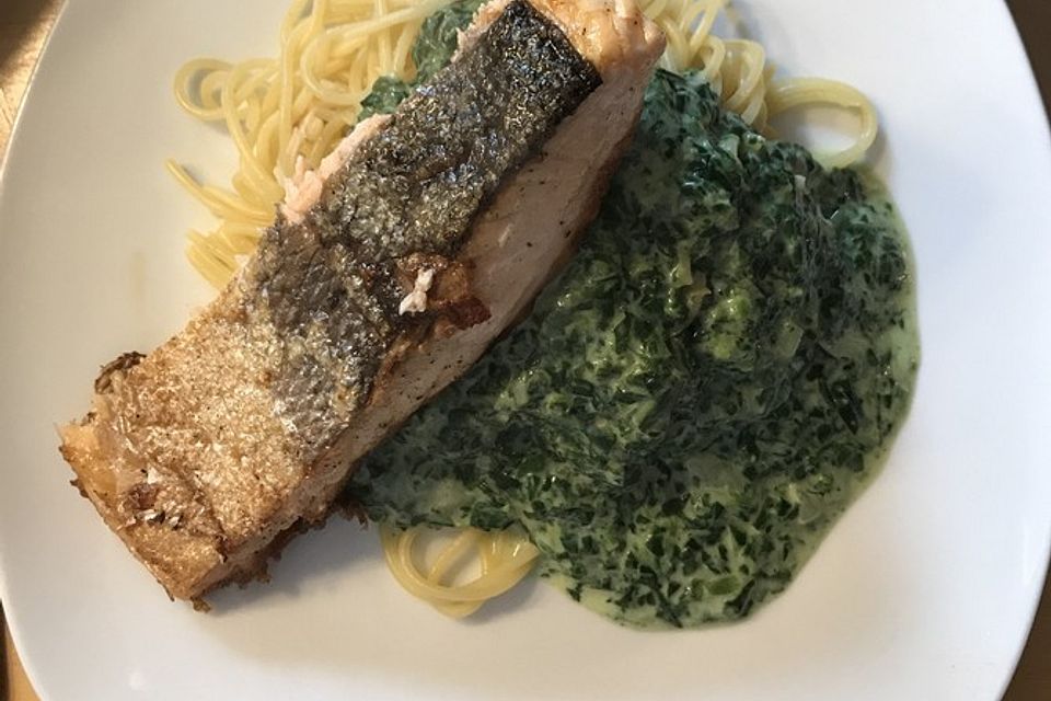 Pasta mit gebratenem Lachs in Wodka-Sahnesauce mit Spinat