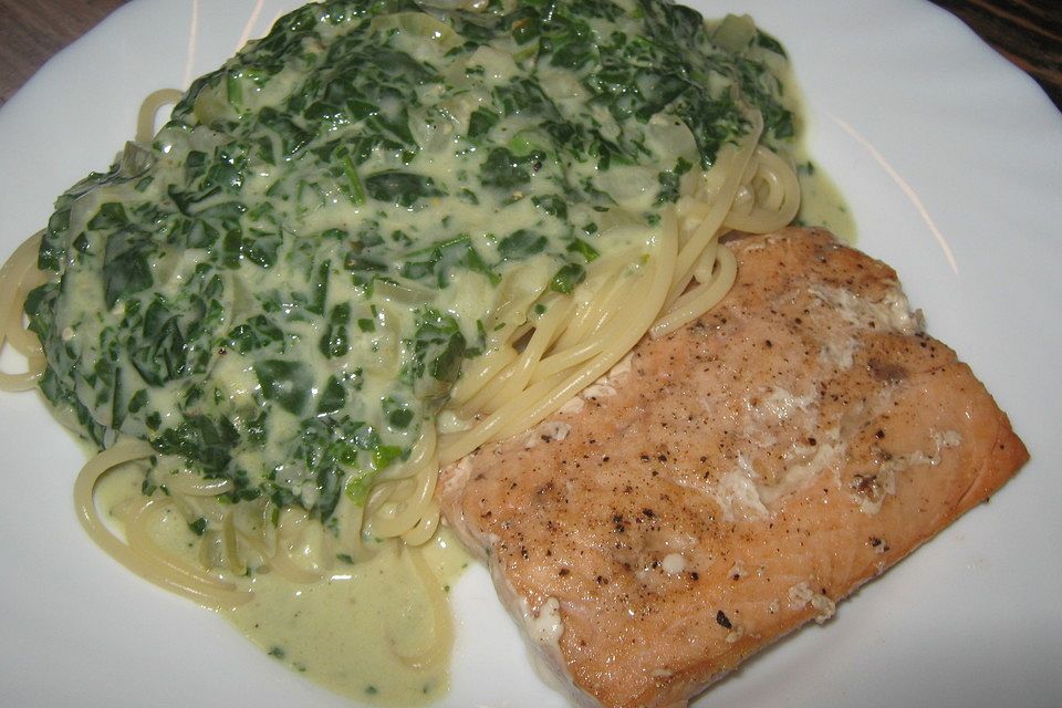 Pasta mit gebratenem Lachs in Wodka-Sahnesauce mit Spinat