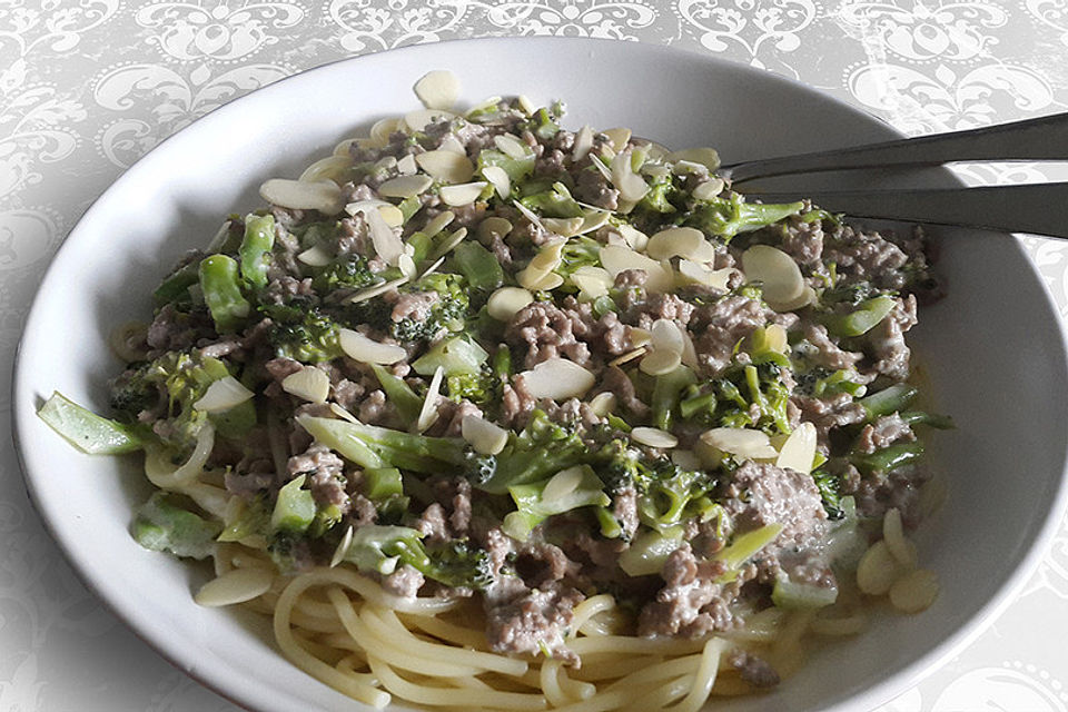 Jullis Pasta mit Hackfleisch und Brokkoli-Frischkäse-Sauce