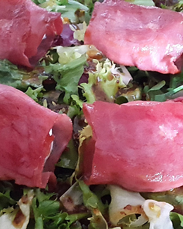Jullis Salat mit warmen Ziegenkäsetalern und Honig-Senf-Vinaigrette