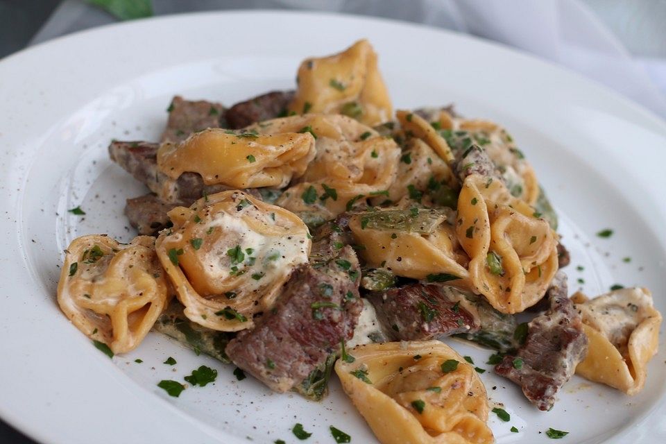 Schnelle Tortelloni-Steak-Pfanne