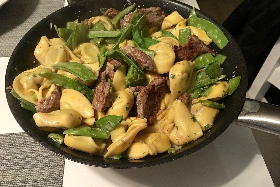 Schnelle Tortelloni-Steak-Pfanne