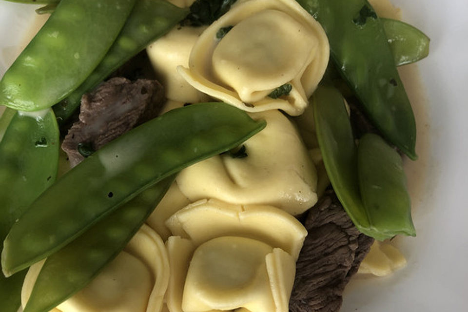 Schnelle Tortelloni-Steak-Pfanne