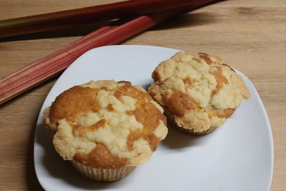 Rhabarbermuffins mit Streuseln