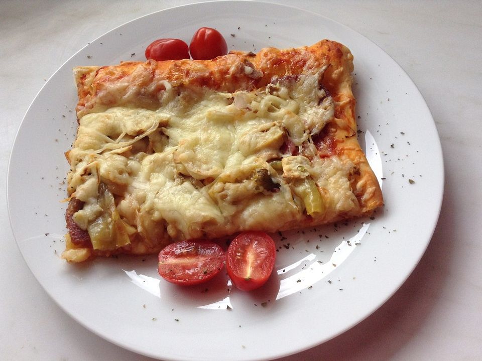 Pizza mit Käserand vom Blech von sunshine111264| Chefkoch