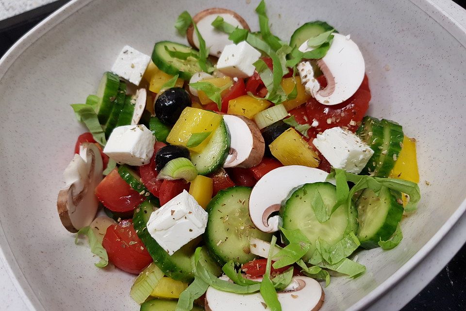 Frischer Champignonsalat mit Schafskäse und Balsamico-Dressing