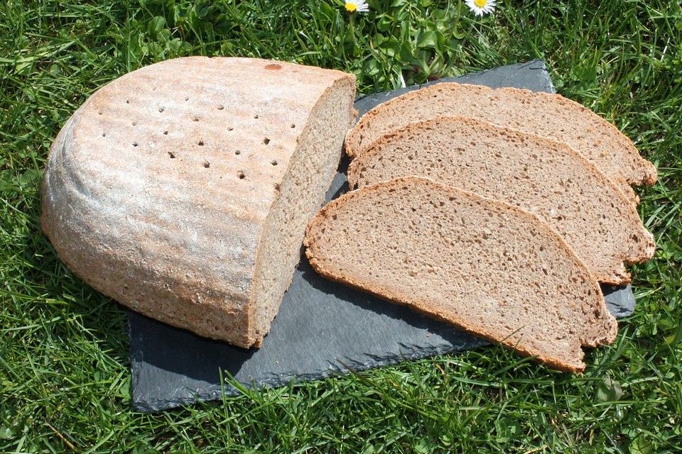 Einkorn-Sauerteig-Vollkornbrot mit Gerstenschrot