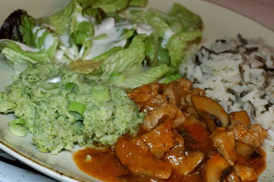 Champignon-Hähnchengulasch mit Brokkoli- und Blumenkohlpüree