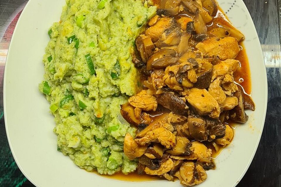 Champignon-Hähnchengulasch mit Brokkoli- und Blumenkohlpüree