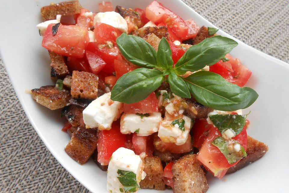 Brot-Tomaten-Salat mit Schafskäse