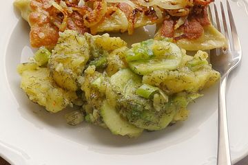 Kartoffelsalat mit Gurke und Dilldressing
