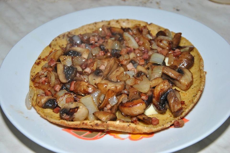 Pilz-Zwiebel-Omelette mit Schinkenwürfeln