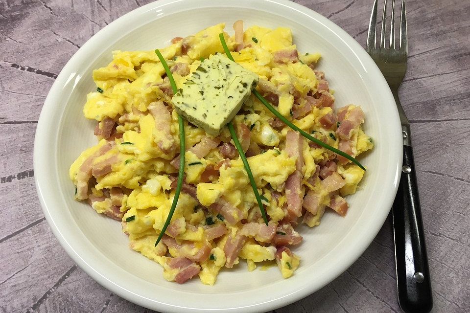 Rührei mit Speck, Schnittlauch und Knoblauch