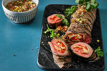 Flank-Steak-Rolle mit Ananas-Tomaten-Salsa vom Grill