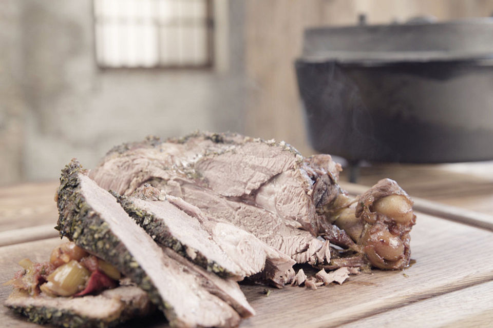 Geschmorte Lammkeule aus dem Dutch Oven mit Kräutermarinade