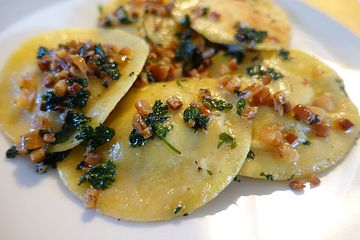 Scampi-Ravioli mit Salzzitrone und Koriander