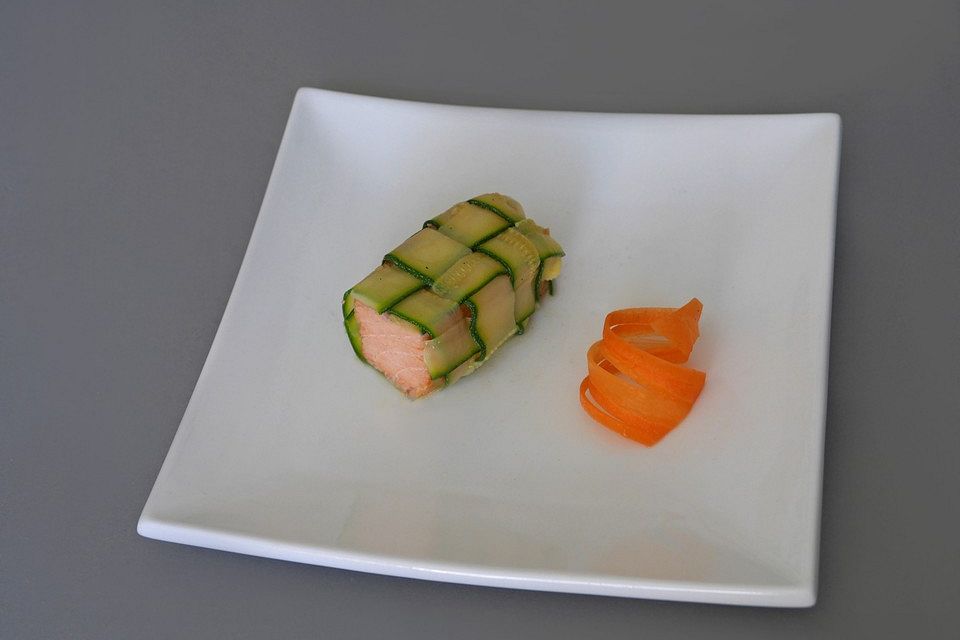 Lachs im geflochtenen Zucchinimantel