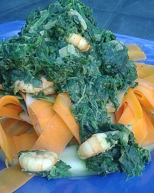 Gemüsenudeln mit Spinat-Garnelen-Soße