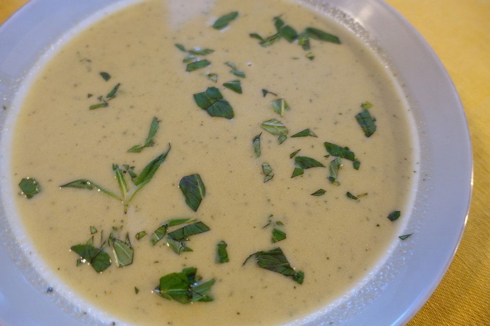 Zucchini-Minz-Suppe mit Roquefort
