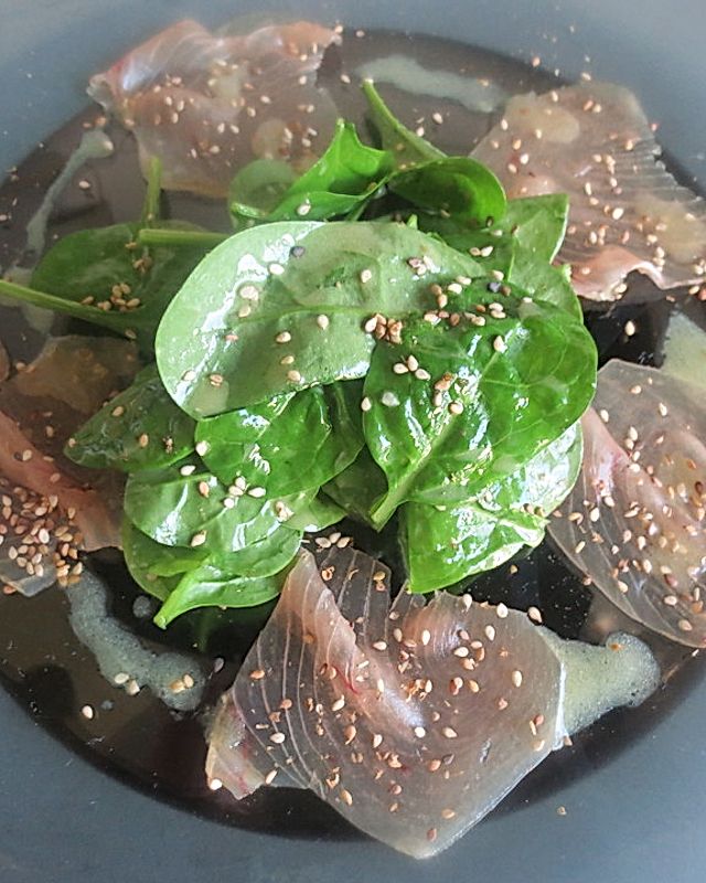 Thunfisch-Carpaccio mit Spinatsalat und Sesam