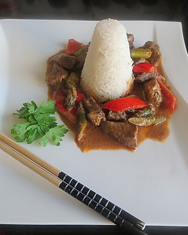 Thai Curry mit Rindfleisch, grünem Spargel und Paprika