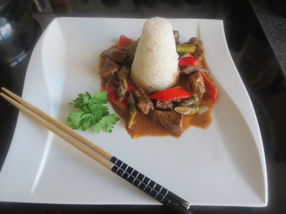 Thai Curry mit Rindfleisch, grünem Spargel und Paprika von Viniferia ...