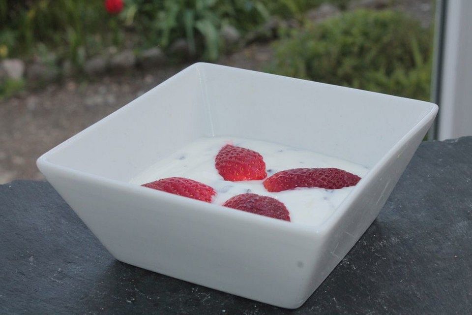 Stracciatella-Schichtdessert mit Erdbeeren