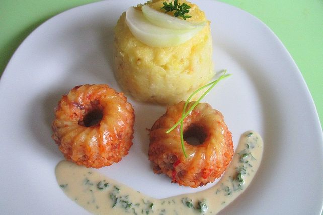 Bulgur-Bratwurst-Törtchen an Schalottensauce mit Kartoffel-Kohlrabi ...