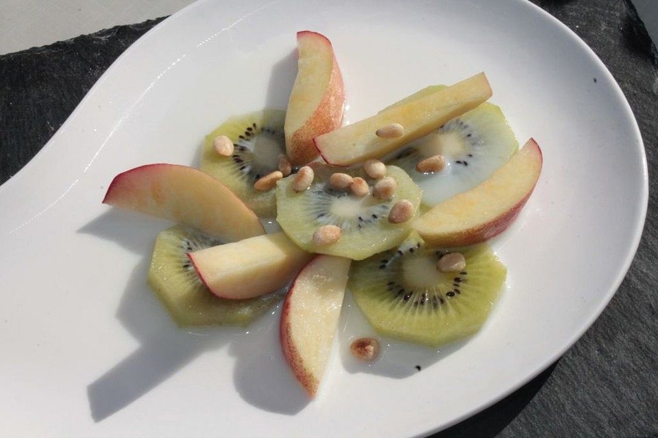 Nektarinen-Kiwi-Salat mit süßem Dressing