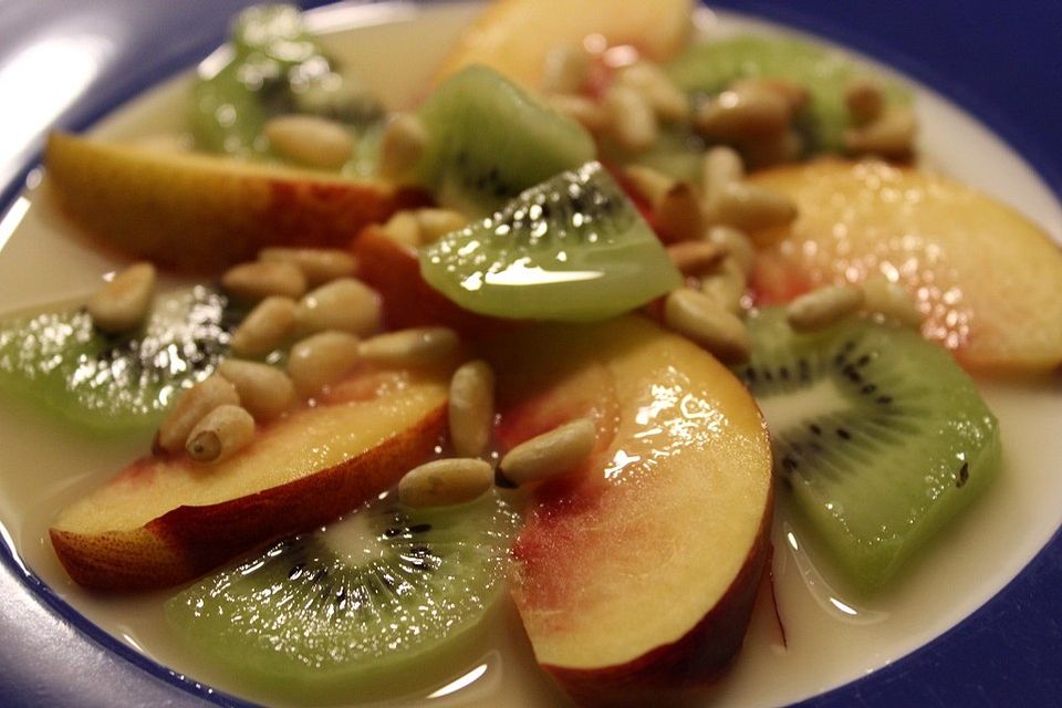 Nektarinen-Kiwi-Salat mit süßem Dressing