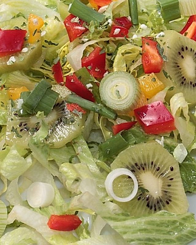 Salat mit Kiwi und Paprika