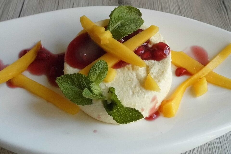 Mangocreme mit Granatapfel