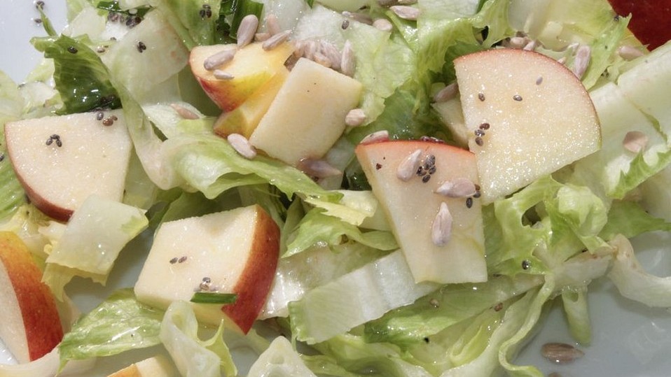 Salat mit Chia-Dressing, Apfel und Sonnenblumenkernen von patty89