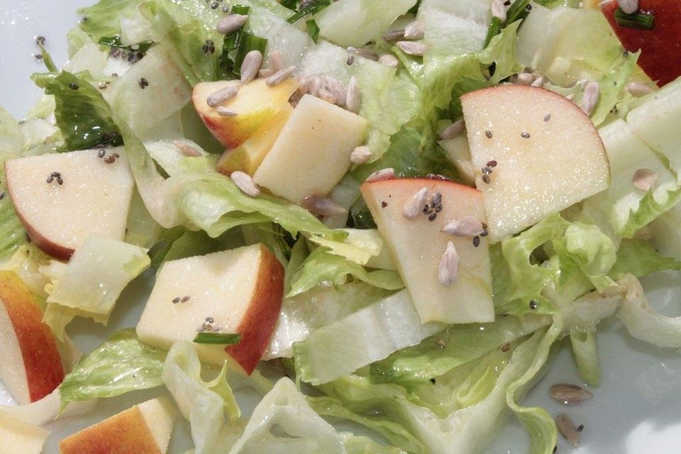 Salat mit Chia-Dressing, Apfel und Sonnenblumenkernen