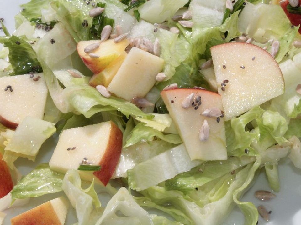 Salat mit Chia-Dressing, Apfel und Sonnenblumenkernen von patty89| Chefkoch