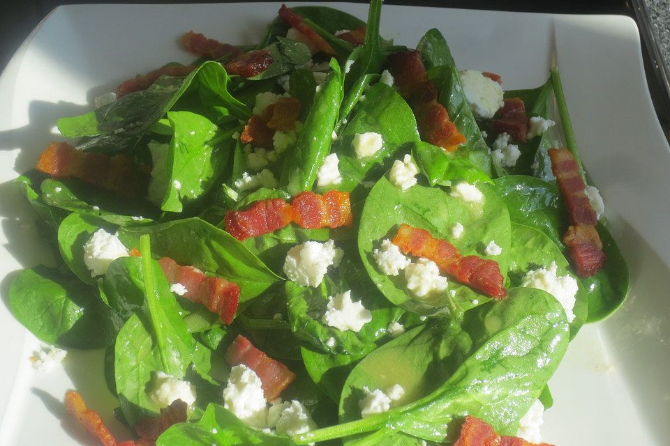 Spinatsalat mit Feta und knusprig ausgelassenem Speck