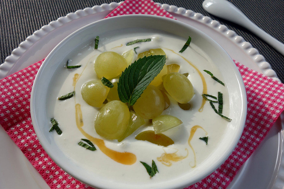 Leichtes Joghurt-Trauben-Dessert