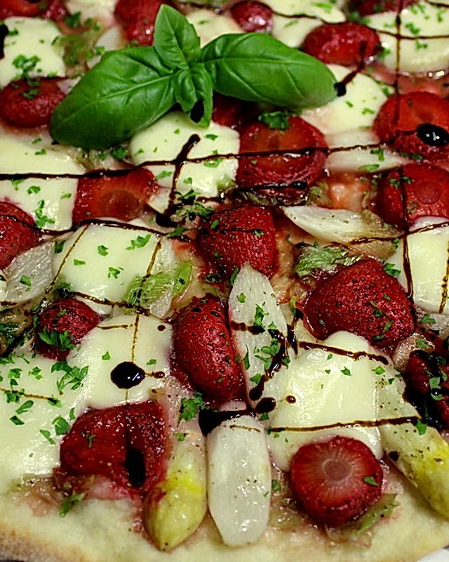 Spargelpizza mit marinierten Erdbeeren