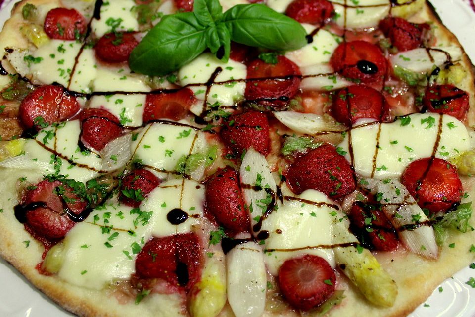 Spargelpizza mit marinierten Erdbeeren