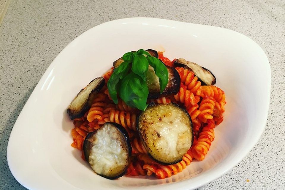 Nudeln mit Tomatensoße alla Parmigiana di Melanzane