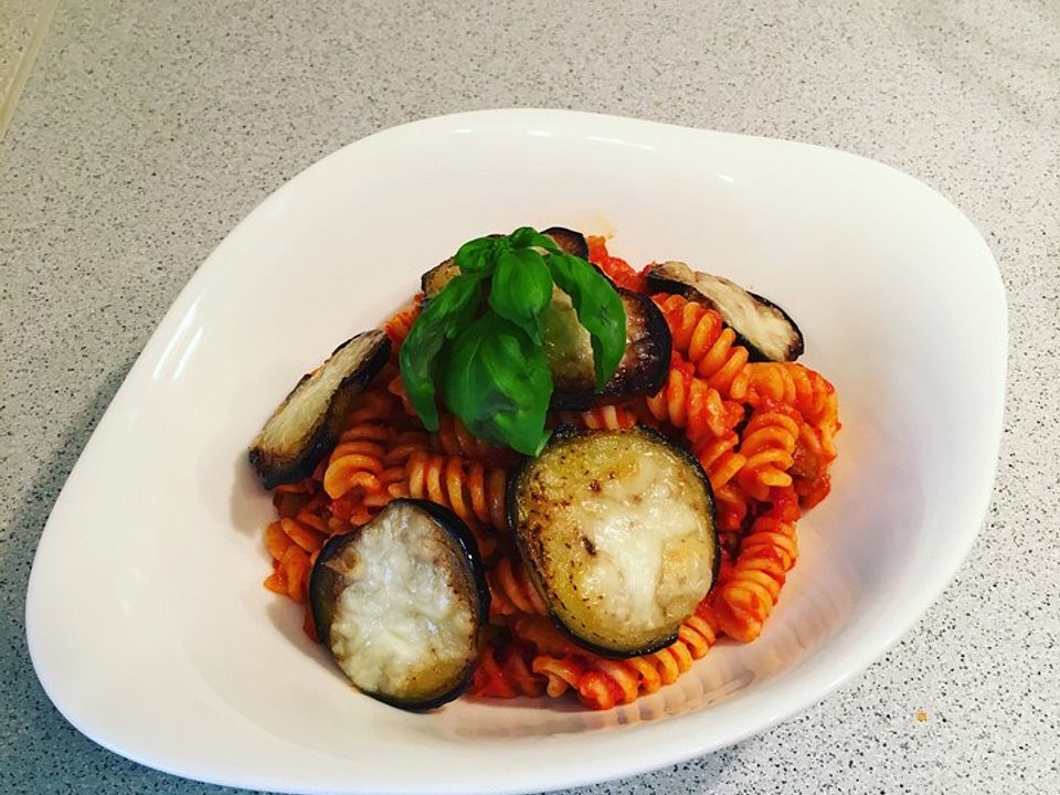 Nudeln mit Tomatensoße alla Parmigiana di Melanzane von Schtiefskitchen ...