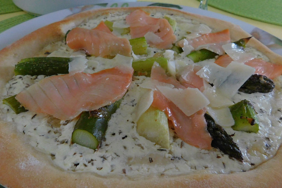 Pizza mit grünem Spargel, Lachs und Ziegenkäse