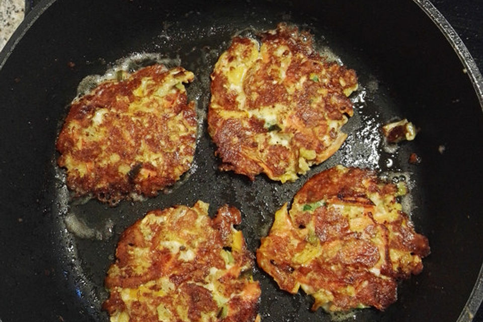 Vegetarische Käseschnitzel mit geraspeltem Gemüse