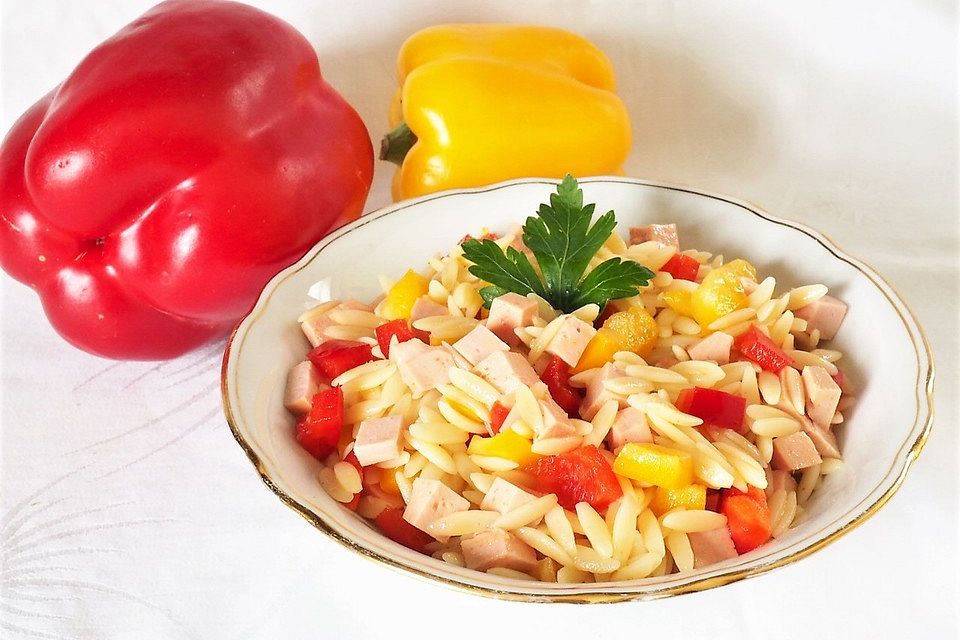 Reisnudelsalat mit Fleischwurst und Paprika