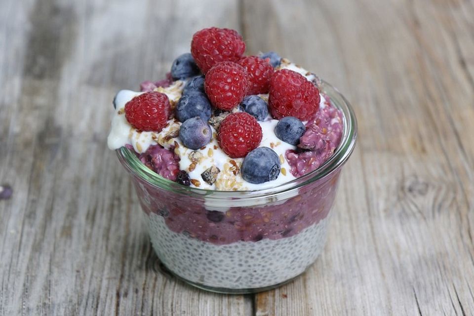 Beeren-Porridge geschichtet mit Chia-Pudding