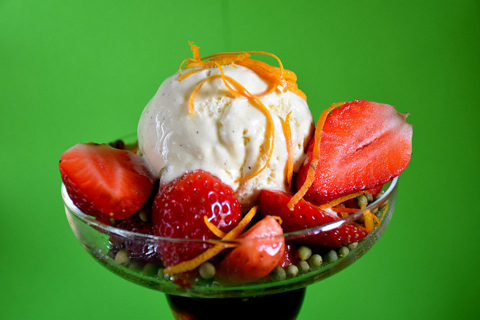 Erdbeeren mit Balsamico und grünem Pfeffer an Vanilleeis