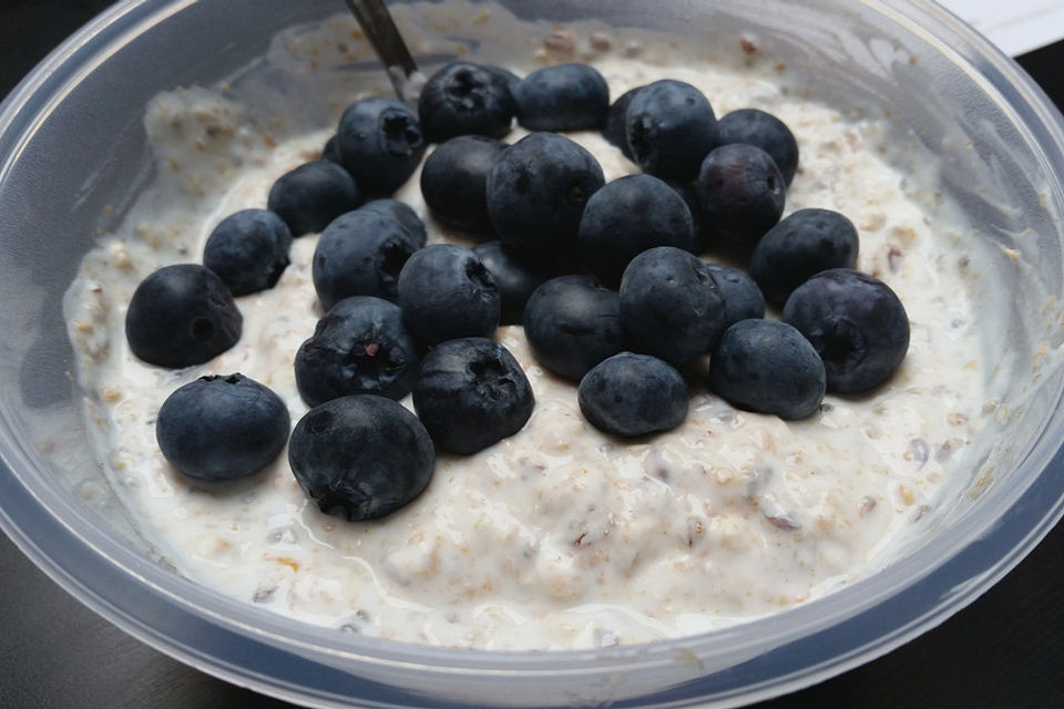 Joghurt mit Haferflocken, Chia- und Leinsamen