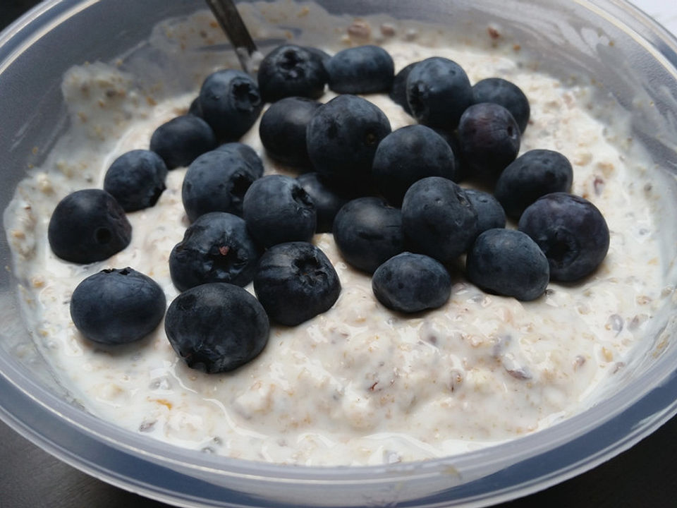 Joghurt mit Haferflocken, Chia- und Leinsamen von Billybas | Chefkoch